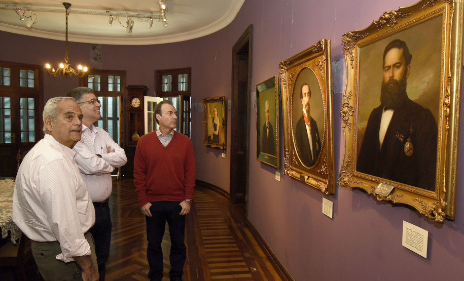 Museu Paranaense recebe visita de familiares de seus fundadores