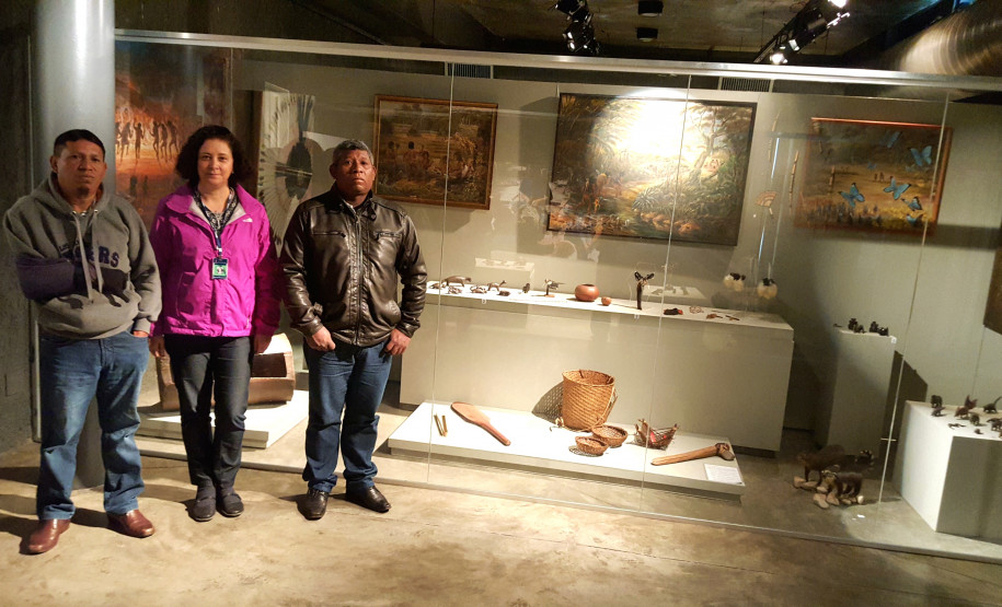 Indígenas Xetá visitam o Museu Paranaense Indígenas Xetá visitam o Museu Paranaense