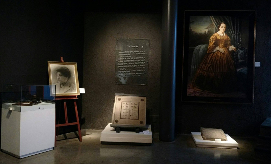 Palestra no Museu Paranaense aborda relação entre escola e museu Parte da exposição de longa duração do Museu Paranaense dedicada à educação no Paraná, com fotografias, documentos, artefatos da cultura escolar e demais elementos intrínsecos ao ambiente educacional.