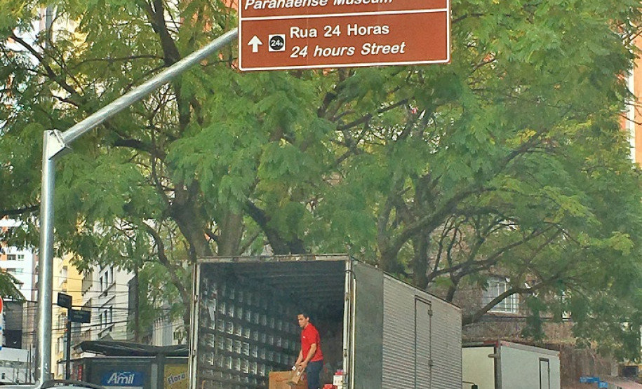 Placas de localização do Museu Paranaense são instaladas em Curitiba Placa instalada na Rua Cândido Lopes, no centro de Curitiba.