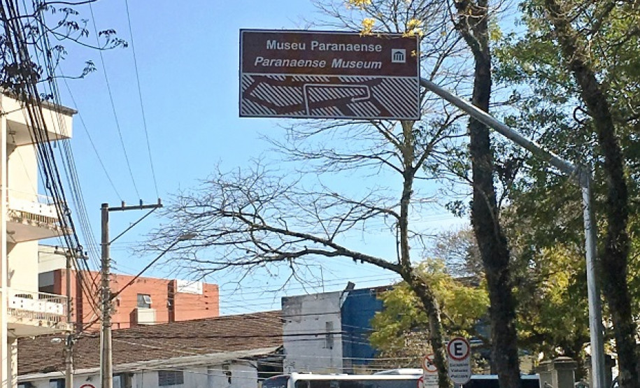 Placas de localização do Museu Paranaense são instaladas em Curitiba Placa instalada na Rua Desembargador Ermelino de Leão.
