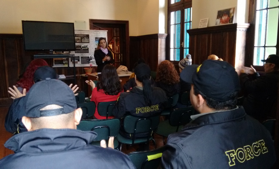 COSEM e Museu Paranaense capacitam colaboradores na língua de sinais COSEM e Museu Paranaense capacitam colaboradores na língua de sinais