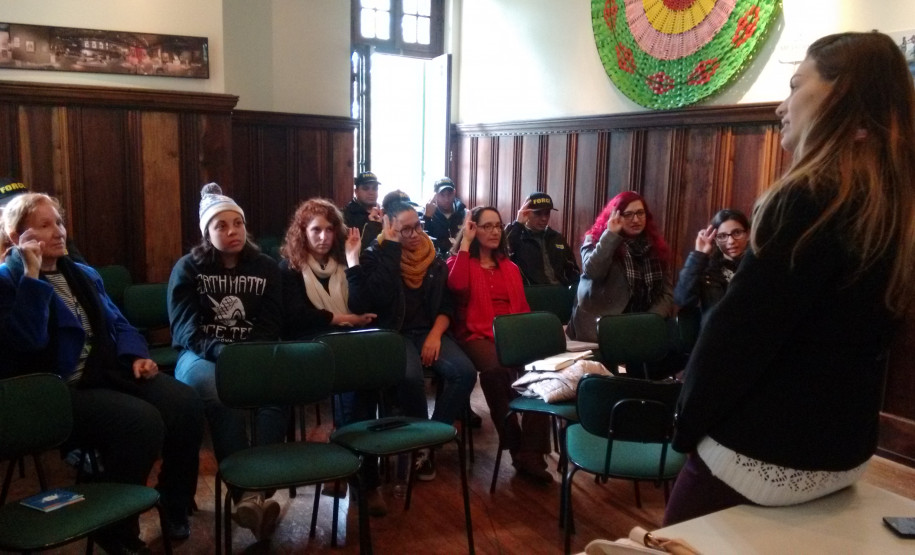 COSEM e Museu Paranaense capacitam colaboradores na língua de sinais COSEM e Museu Paranaense capacitam colaboradores na língua de sinais