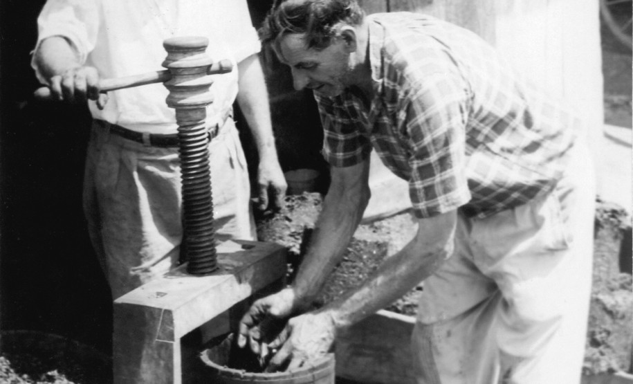 Museu Paranaense comemora aniversário com exposição sobre a imigração no Paraná Imigrantes italianos espremem uvas na foto de Vladimir Kozák presente na exposição "Imigração no Paraná",