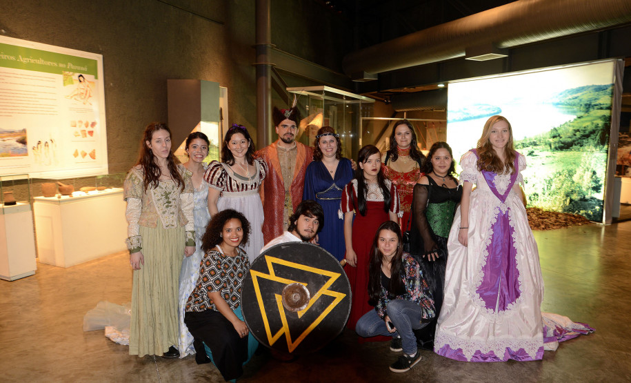 Equipe caracterizada para realizar a visita mediada especial no 139º aniversário do Museu Paranaense.